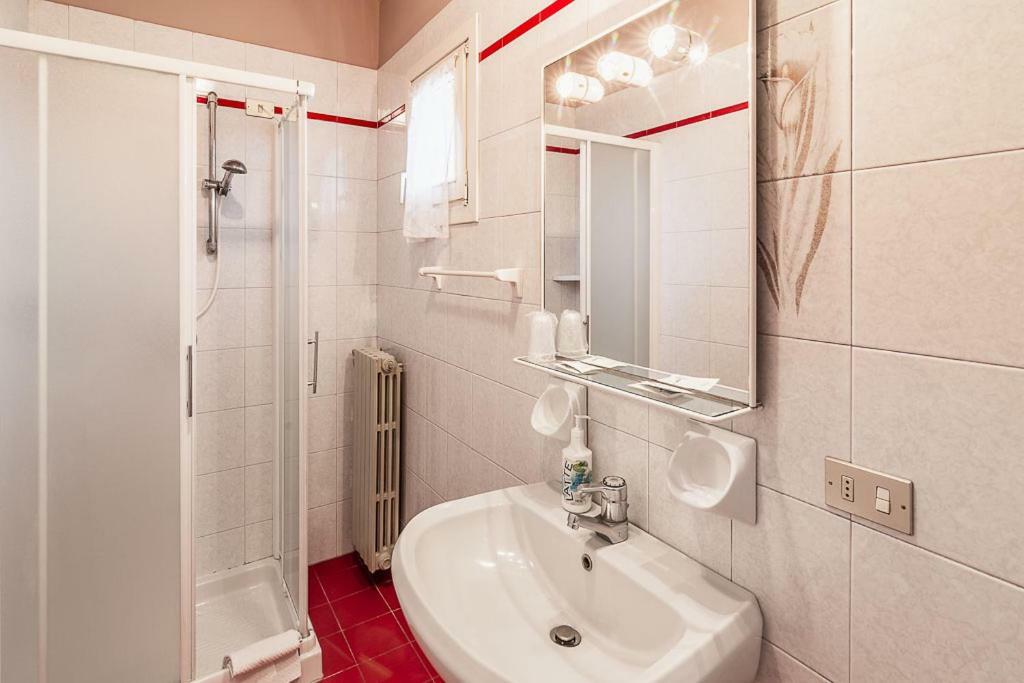 Hotel La Favorita Peschiera del Garda Luaran gambar